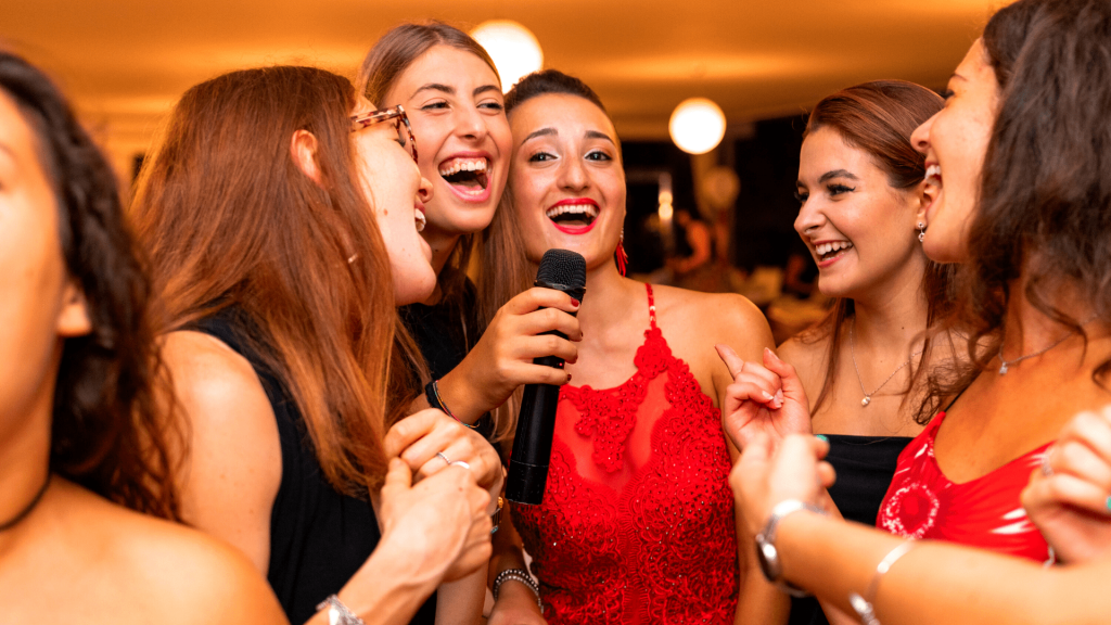 Karaoke Singen Spaß Witz Feier Alkohol